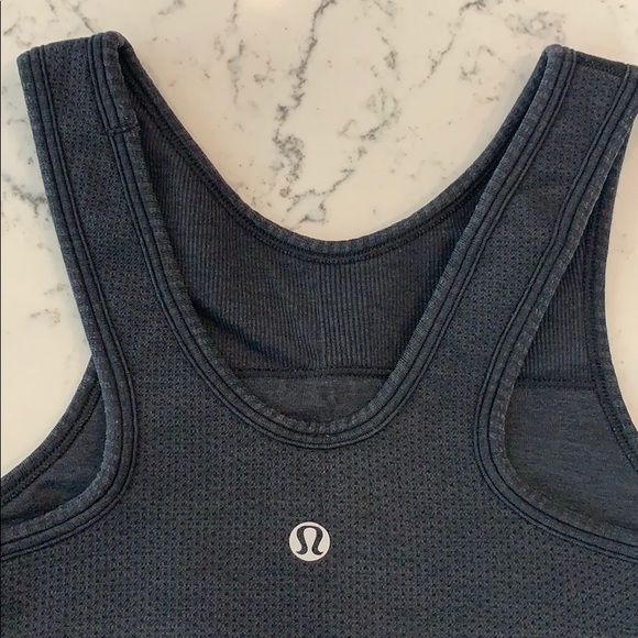 Lululemon tank with bra - size 2 - Picture 4 of 4